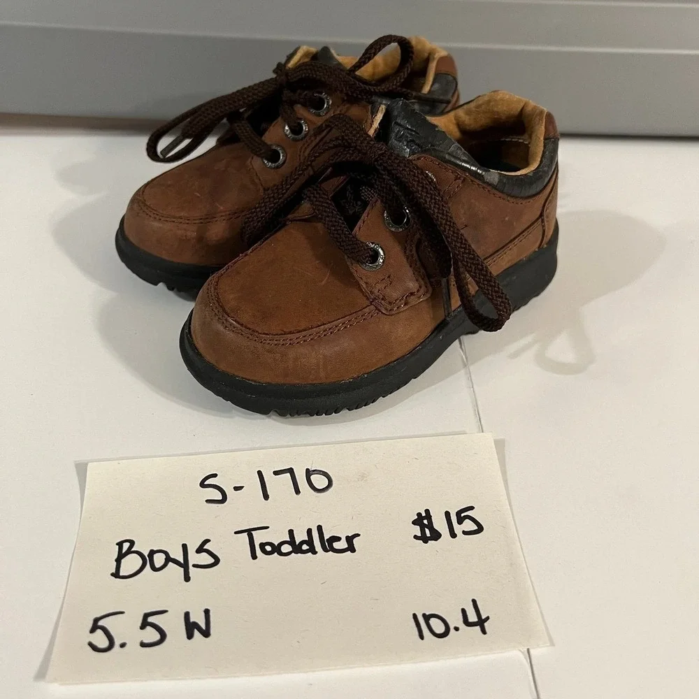 Toddler boy size 5.5 wide shoes (s-170)